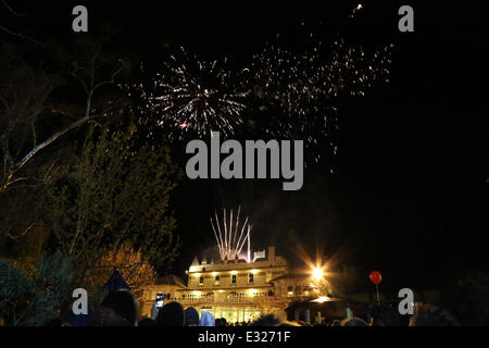 Katoomba, Blue Mountains, NSW, Australie. 21 juin 2014. Les foules se rassemblent à l'extérieur de l'hôtel Carrington à Katoomba dans les Blue Mountains pour regarder le feu d'artifice à la fin de l'hiver Festival de magie. Crédit : Copyright 2014 Richard Milnes/Alamy Live News Banque D'Images