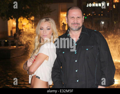 Playboy Playmate Nikki Leigh et Steven Samblis donner leur critique du film "The Hangover 3" pour Hollywood Fast Lane's Instant Film Review du Grove comprend : Nikki Leigh,Steven Samblis Où : Los Angeles, CA, United States Quand : 22 mai 2013 Banque D'Images