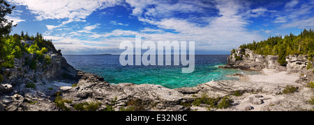Paysage panoramique d'une plage rocheuse de la baie Georgienne, du lac Huron, à Bruce Peninsula National Park, Ontario, Canada Banque D'Images