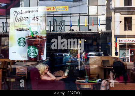 Reflet de rue dans la fenêtre Starbucks, Prague République Tchèque Banque D'Images