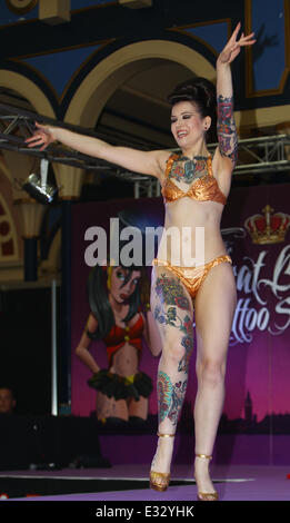 Beartix von Bourbon effectue une routine au burlesque Le Great British Tattoo Show à Londres en vedette : Beartix von Bourbon Où : London, Royaume-Uni Quand : 25 mai 2013 Banque D'Images