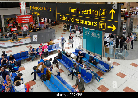 En regardant vers le bas sur le coin salon familial et les cafés restaurants panneaux London Gatwick Airport North terminal salon des départs et hall commercial Angleterre Royaume-Uni Banque D'Images