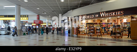 Monde de whiskies store à Londres Gatwick Airport North Terminal departure lounge et shopping concourse Banque D'Images