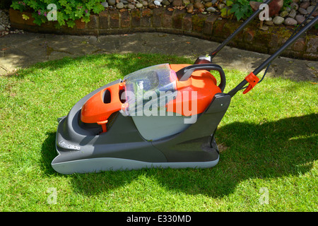 Nouvelle tondeuse Flymo Ultra Glide sur la jardin pelouse Essex England UK Banque D'Images