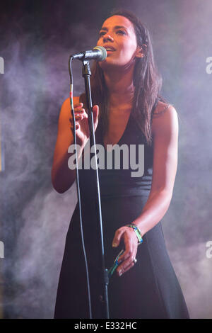 Dover, Delaware, USA. 21 Juin, 2014. AMANDA de la bande soudano Johnnyswim effectue live at the 2014 Firefly Music Festival à Dover, Delaware Crédit : Daniel DeSlover/ZUMAPRESS.com/Alamy Live News Banque D'Images