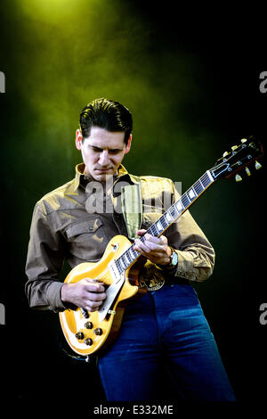 Toronto, Ontario, Canada. 21 Juin, 2014. Guitariste AUSTIN JENKINS joue sur la scène en tant que groupe de rock de quatre pièces de Austin, Texas White Denim ouvert pour Arctic Monkeys à l'Amphithéâtre Molson Canadian, à Toronto. Crédit : Igor/Vidyashev ZUMAPRESS.com/Alamy Live News Banque D'Images