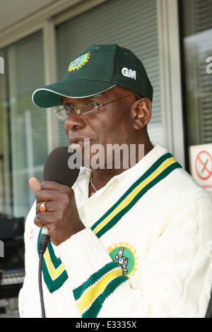 Match de cricket de bienfaisance Bunbury contre Mike Brearley XI du Lords Cricket Ground la collecte de fonds pour l'unité de psychothérapie de Camden. Comprend : Rudolph Walker Où : London, Royaume-Uni Quand : 25 mai 2013 Banque D'Images