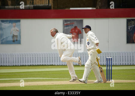 Match de cricket de bienfaisance Bunbury contre Mike Brearley XI du Lords Cricket Ground la collecte de fonds pour l'unité de psychothérapie de Camden. Avec : John où levier : London, Royaume-Uni Quand : 25 mai 2013 Banque D'Images