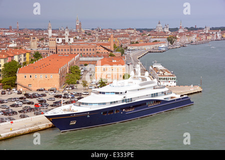 Vue de dessus à la recherche vers le bas sur le yacht de Carinthie VII à son port d'attache de Venise avec le canal Giudecca et sur les toits de la ville italie Banque D'Images