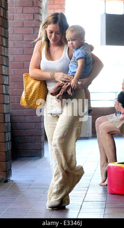 Hilary Duff vu dehors et environ avec son fils Luca Comrie à Brentwood avec : Hilary Duff,Luca Comrie Où : Los Angeles, California, United States Quand : 29 mai 2013 Banque D'Images