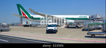 Italien Alitalia Airbus A330 220 avion avion à réaction logo de la queue à l'extérieur de l'avion à Rome Fiumicino Italie stand international de tablier de l'aéroport assister à l'équipage au sol Banque D'Images
