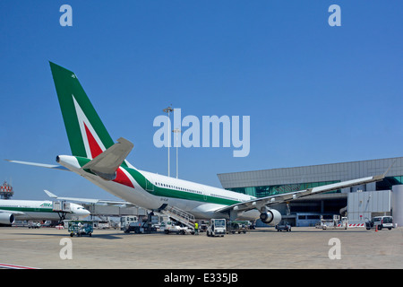 Italien Alitalia Airbus A330 220 avion avion à réaction logo de la queue à l'extérieur de l'avion à Rome Fiumicino Italie stand international de tablier de l'aéroport assister à l'équipage au sol Banque D'Images