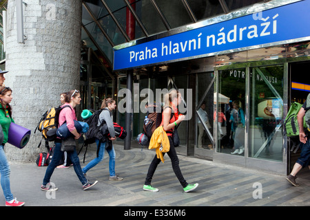 Passagers, gare principale Gare de Prague International, République Tchèque, Europe Banque D'Images