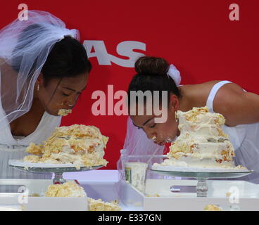 'Nous' Bridezillas kickoff leur saison 10e anniversaire avec un gâteau mangeant contest organisé par Nicole 'Snooki' Polizzi où : Banque D'Images