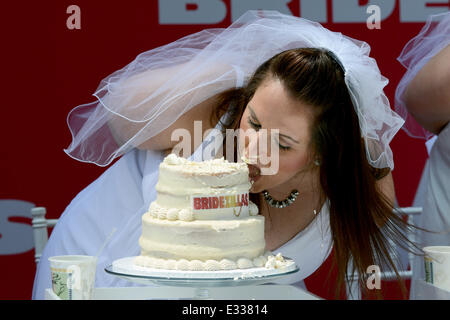 'Nous' Bridezillas kickoff leur saison 10e anniversaire avec un gâteau mangeant contest organisé par Nicole 'Snooki' Polizzi Interieurchau Banque D'Images