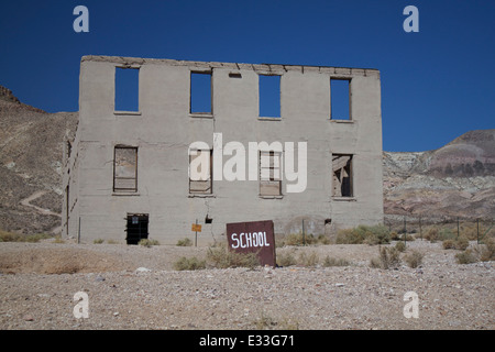 Photo d'un bâtiment de l'école de la ville fantôme de rhyolite. Banque D'Images