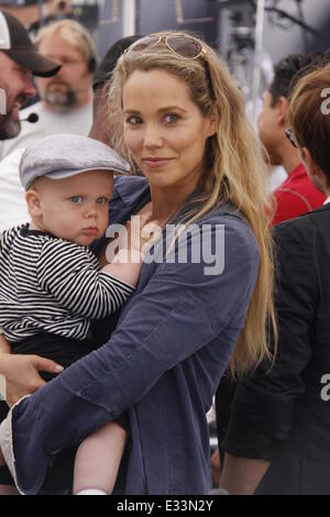 Elizabeth Berkley sur l'ensemble d'Extra ! Avec son fils Sky Lauren comprend : Elizabeth Berkley où : Los Angeles, California, United States Quand : 07 Juin 2013 Banque D'Images