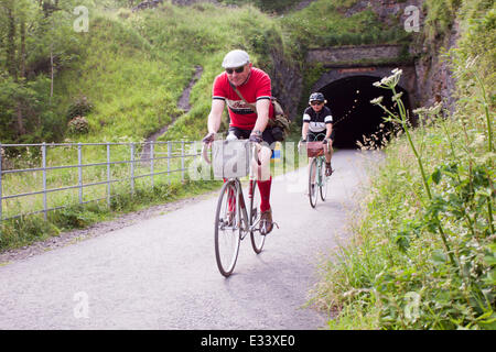 Le Derbyshire, Royaume-Uni. 22 Juin, 2014. L'Eroica Britannia cycle ride sur la piste de Monsal. Environ 2000 cyclistes sur 'vélos' héroïque (faites avant 1987) partir tôt le dimanche matin sur un 100 m/55 m/35 mile ride. De nombreux cavaliers étaient en période robe. Crédit : Eric Murphy/Alamy Live News Banque D'Images