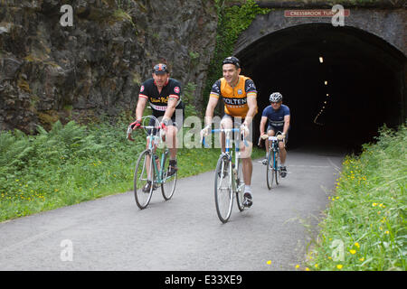 Le Derbyshire, Royaume-Uni. 22 Juin, 2014. L'Eroica Britannia cycle ride sur la piste de Monsal. Environ 2000 cyclistes sur 'vélos' héroïque (faites avant 1987) partir tôt le dimanche matin sur un 100 m/55 m/35 mile ride. De nombreux cavaliers étaient en période robe. Crédit : Eric Murphy/Alamy Live News Banque D'Images