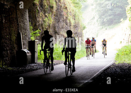 Le Derbyshire, Royaume-Uni. 22 Juin, 2014. L'Eroica Britannia cycle ride sur la piste de Monsal. Environ 2000 cyclistes sur 'vélos' héroïque (faites avant 1987) partir tôt le dimanche matin sur un 100 m/55 m/35 mile ride. De nombreux cavaliers étaient en période robe. Crédit : Eric Murphy/Alamy Live News Banque D'Images