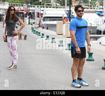 Pier Silvio Berlusconi et sa femme Silvia Dona' prendre un bateau pour visiter la ville Saint-Jean Cap-Ferrat, où ils ont pris une promenade autour de la ville pour faire quelques courses. Comprend : Pier Silvio Berlusconi,Silvia Dona' Où : Saint-Jean Cap-F Banque D'Images