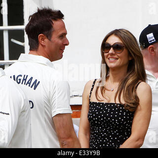 Elizabeth Hurley et Shane Warne l'hôte d'un match de cricket entre un 11 et un 11 à l'aide de la Fondation Shane Warne et hop Sauter et sauter au cours de cricket pour Kids Day à Cirencester Cricket Club comprend : Elizabeth Hurley, Michael Vaughn Banque D'Images