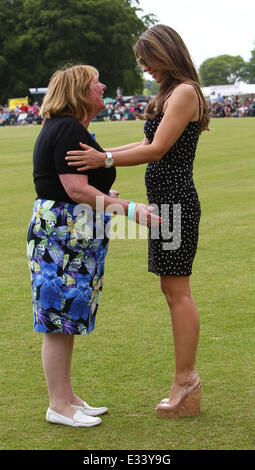 Elizabeth Hurley et Shane Warne l'hôte d'un match de cricket entre un 11 et un 11 à l'aide de la Fondation Shane Warne et hop Sauter et sauter au cours de cricket pour Kids Day à Cirencester Cricket Club comprend : Elizabeth Hurley où : Cirence Banque D'Images