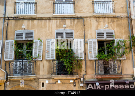 Windows typique à Aix-en-Provence, France Banque D'Images