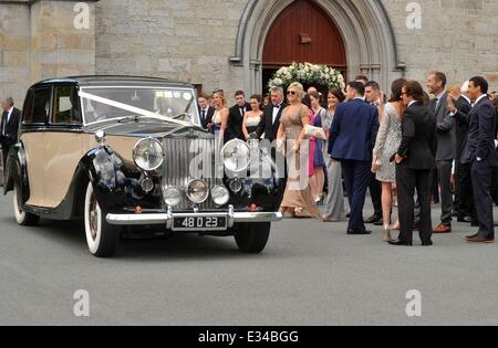 Le mariage de l'Irlande et West Brom playler Shane Long pour ancien modèle page trois Kayleah Adams à St Marys Church Enniskerry,Comté de Wicklow. Doté d''atmosphère : où : Wicklow, Irlande Quand : 15 juin 2013 **Non disponible pour publication dans des magazines tabloïds irlandais ou Irish** Banque D'Images