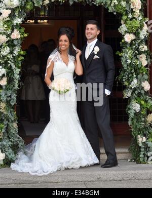 Le mariage de l'Irlande et West Brom playler Shane Long pour ancien modèle page trois Kayleah Adams à St Marys Church Enniskerry,Comté de Wicklow. En vedette : kayleah Adams,Shane Long Où : Wicklow, Irlande Quand : 15 Juin 2013 Banque D'Images