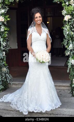 Le mariage de l'Irlande et West Brom playler Shane Long pour ancien modèle page trois Kayleah Adams à St Marys Church Enniskerry,Comté de Wicklow. En vedette : Kayleah Adams Où : Wicklow, Irlande Quand : 15 juin 2013 **Non disponible pour publication dans des magazines tabloïds irlandais ou Irish** Banque D'Images