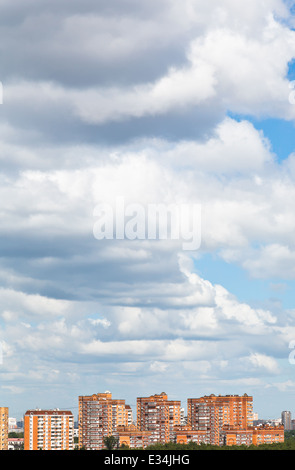 Le woolpack bas nuages sur journée d'été en ville Banque D'Images