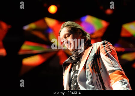 Le leader du groupe de rock indépendant canadien 'Arcade Fire, Win Butler, en prestation au Southside Festival à Neuhausen ob Eck, Allemagne, 21 juin 2014. Le 22 juin 2014 jusqu'à 60 000 visiteurs sont attendus et autour de 100 bandes peut effectuer. Photo : Felix Kaestle/dpa Banque D'Images