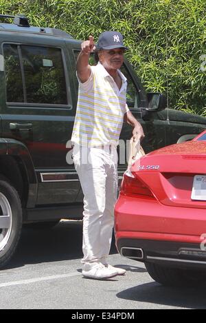 Singer Johnny Mathis porte une casquette de baseball yankees tandis que l'épicerie à West Hollywood avec : Johnny Mathis Où : Los Angeles, CA, United States Quand : 19 Juin 2013 Banque D'Images