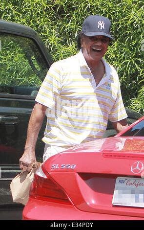 Singer Johnny Mathis porte une casquette de baseball yankees tandis que l'épicerie à West Hollywood avec : Johnny Mathis Où : Los Banque D'Images