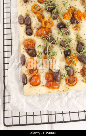 Pain plat méditerranéen avec tomate cerise, d'olive et le thym sur grille de refroidissement Banque D'Images