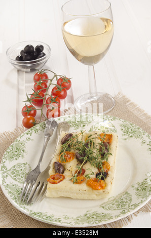 Pain plat méditerranéen avec tomate cerise, d'olive et le thym sur une plaque Banque D'Images