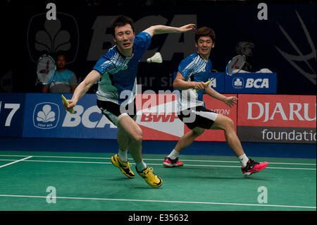 Jakarta, Indonésie. 22 Juin, 2014. Lee Yong Dae (R) et Yoo Yeon Seong de Corée du Sud au cours de la concurrence du double masculin final du BCA Indonésie Ouvrir 2014 contre Mohammad Ahsan et Hendra Setiawan de l'Indonésie à Istora Senayan Jakarta, Indonésie, le 22 juin 2014. Lee Yong Dae et Yoo Yeon Seong a gagné 2-0. Sanovri Crédit : Veri/Xinhua/Alamy Live News Banque D'Images