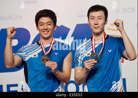 Jakarta, Indonésie. 22 Juin, 2014. Lee Yong Dae (L) et Yoo Yeon Seong de Corée du Sud posent pour des photos sur le podium après avoir remporté le double masculin final du BCA Indonésie Ouvrir 2014 contre Mohammad Ahsan et Hendra Setiawan de l'Indonésie à Istora Senayan Jakarta, Indonésie, le 22 juin 2014. Lee Yong Dae et Yoo Yeon Seong a gagné 2-0. Sanovri Crédit : Veri/Xinhua/Alamy Live News Banque D'Images