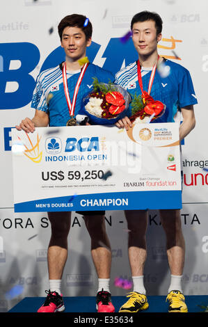 Jakarta, Indonésie. 22 Juin, 2014. Lee Yong Dae (L) et Yoo Yeon Seong de Corée du Sud posent pour des photos sur le podium après avoir remporté le double masculin final du BCA Indonésie Ouvrir 2014 contre Mohammad Ahsan et Hendra Setiawan de l'Indonésie à Istora Senayan Jakarta, Indonésie, le 22 juin 2014. Lee Yong Dae et Yoo Yeon Seong a gagné 2-0. Sanovri Crédit : Veri/Xinhua/Alamy Live News Banque D'Images