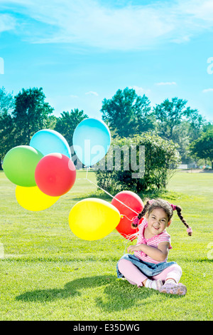 Happy little girl sur le terrain holding colorful balloons.focus sélectif sur l'enfant Banque D'Images