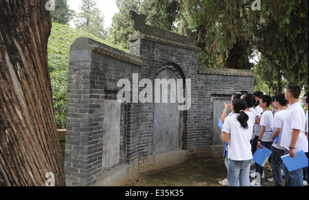 (140622) -- HANZHONG, 22 juin 2014 (Xinhua) -- Les touristes visiter la tombe de Zhang Qian en Chenggu Comté de Hanzhong, nord-ouest de la Chine, Province du Shaanxi, le 21 juin 2014. Zhang Qian (ca. 164 BC - 114 BC) était un diplomate de l'ouest de la Chine de la dynastie Han (202 BC - AD 9) et l'un des pionniers de la route de la soie. La célèbre ancienne route de la soie, qui a servi comme un couloir pour le commerce et les échanges culturels entre l'Asie et de l'Europe datant de 2 000 ans, a été inscrit sur la liste du patrimoine mondial à Doha, capitale du Qatar le 22 juin 2014. Présenté conjointement par la Chine, le Kazakhstan et kirghizes Banque D'Images