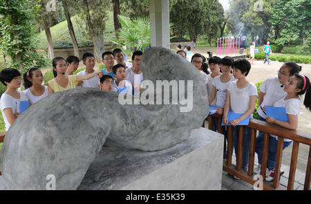 (140622) -- HANZHONG, 22 juin 2014 (Xinhua) -- Les touristes regarder une sculpture tigre de pierre sur la tombe de Zhang Qian en Chenggu Comté de Hanzhong, nord-ouest de la Chine, Province du Shaanxi, le 21 juin 2014. Zhang Qian (ca. 164 BC - 114 BC) était un diplomate de l'ouest de la Chine de la dynastie Han (202 BC - AD 9) et l'un des pionniers de la route de la soie. La célèbre ancienne route de la soie, qui a servi comme un couloir pour le commerce et les échanges culturels entre l'Asie et de l'Europe datant de 2 000 ans, a été inscrit sur la liste du patrimoine mondial à Doha, capitale du Qatar le 22 juin 2014. Soumis conjointement par Banque D'Images