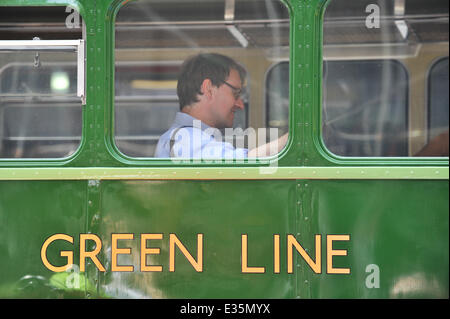 Regent Street, Londres, Royaume-Uni. 22 juin 2014. Un homme est assis sur une ligne verte à l'autobus bus Cavalcade sur Regent Street. C'est un événement pour célébrer l'année de l'autobus, avec 50 autobus de cheval dessiné à la plus nouvelle des autobus utilisés à Londres aujourd'hui. Crédit : Matthieu Chattle/Alamy Live News Banque D'Images