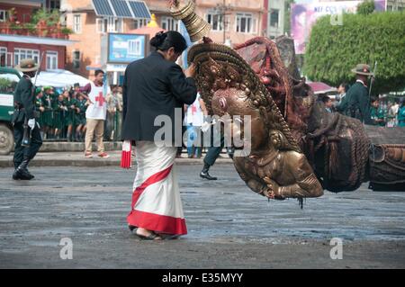 (140622) -- LALITPUR, 22 juin 2014 (Xinhua) -- un dévot prie le Dieu Rato Machindranath Bhoto pendant le festival à Jawalakhel de Jatra Kathmandu, Népal, 22 juin 2014. Selon la légende hindoue, Rato Machhindranath est un dieu hindou, qui a été amené de l'Assam en Inde par l'exploitant agricole de la vallée de Katmandou au Népal pour prévenir une sécheresse durant la saison de riz. Le mois-long Rato Machindranath festival commence avec la construction du char à Pulchowk et se termine avec l'Bhoto Jatra festival à Jawalakhel de Patan. Il est célébré par les Bouddhistes et les hindous de report par la communauté Newar Banque D'Images