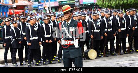 (140622) -- LALITPUR, 22 juin 2014 (Xinhua) -- le personnel de l'armée népalaise assister à la Bhoto Jatra festival à Jawalakhel de Kathmandu, Népal, 22 juin 2014. Selon la légende hindoue, Rato Machhindranath est un dieu hindou, qui a été amené de l'Assam en Inde par l'exploitant agricole de la vallée de Katmandou au Népal pour prévenir une sécheresse durant la saison de riz. Le festival d'un mois commence par la construction du char à Pulchowk et se termine avec l'Bhoto Jatra festival à Jawalakhel de Patan. Il est célébré par les Bouddhistes et les hindous de la communauté Newar en transportant le char à différents endroits dans le Banque D'Images