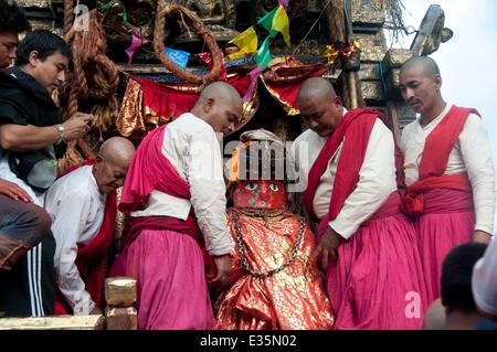 (140622) -- LALITPUR, 22 juin 2014 (Xinhua) -- prêtres prendre l'idole de Rato Machhendranath de son char pour conclure le mois de Rato Machhindranath festival à l'Bhoto Jatra festival à Jawalakhel de Kathmandu, Népal, 22 juin 2014. Selon la légende hindoue, Rato Machhindranath est un dieu hindou, qui a été amené de l'Assam en Inde par l'exploitant agricole de la vallée de Katmandou au Népal pour prévenir une sécheresse durant la saison de riz. Le mois-long Rato Machhindranath festival commence avec la construction du char à Pulchowk et se termine avec l'Bhoto Jatra festival à Jawalakhel de Pata Banque D'Images