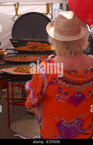 Femme en attente à la Paella espagnole décroche à boire et Bournemouth, Bournemouth, Dorset Festival UK en Juin Banque D'Images