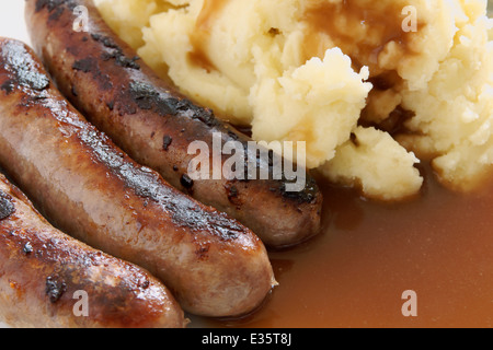 Bangers & Mash un copieux repas de saucisses et purée de pommes de terre avec la sauce Banque D'Images