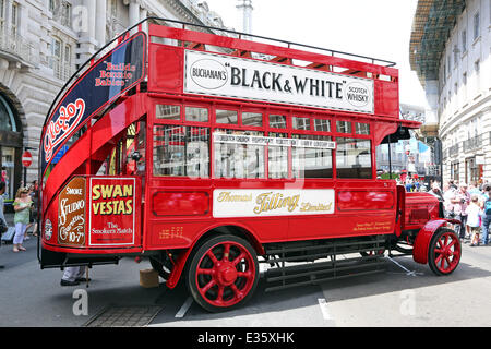 Londres, Royaume-Uni. 22 juin 2014. Année de la cavalcade de bus dans Regent Street, Londres célébrant le rôle d'autocars ont joué en déplacement de personnes autour de Londres. Les bus étaient sur l'affichage de 1829 à nos jours. Banque D'Images